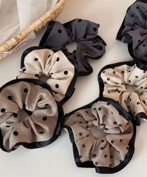 TONE SELECT GOODS（トーンセレクトグッズ）の「【urge select】ドット柄/花柄 パイピング シュシュ（シュシュ・レディース・アイボリー系1/グレー系1/アイボリー系2/ブラウン系2/ブラウン系1/グレー系2・FREE）」の7枚目の写真