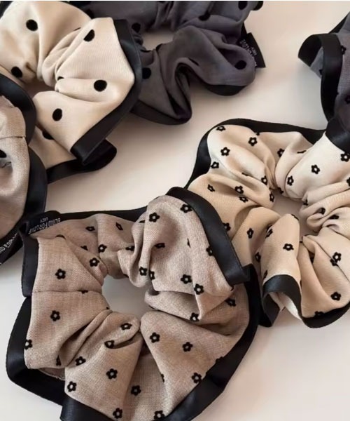 TONE SELECT GOODS（トーンセレクトグッズ）の「【urge select】ドット柄/花柄 パイピング シュシュ（シュシュ・レディース・アイボリー系1/グレー系1/アイボリー系2/ブラウン系2/ブラウン系1/グレー系2・FREE）」の8枚目の写真