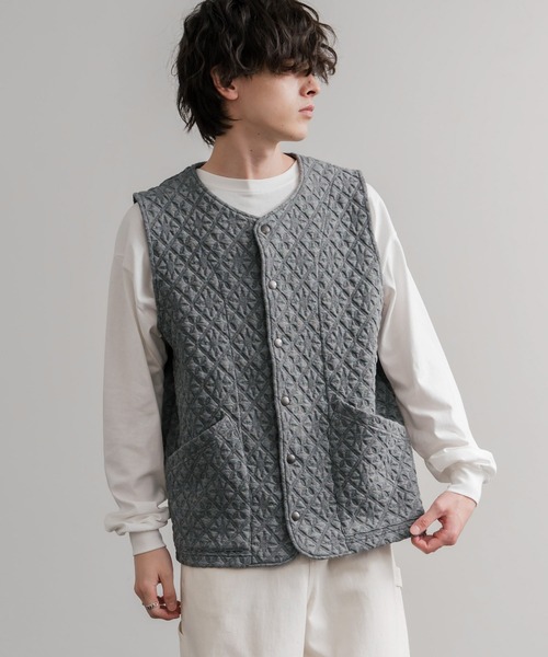 Audience（オーディエンス）の「Upscape Audience アップスケープオーディエンス 日本製 国産 尾州 コットンキルト ストライプ柄/ケーブル柄/クロス柄ノーカラースナップベスト AUD7331（ベスト・メンズ・オリーブ系/ブラック/チャコール/チャコールグレー/グレー/オリーブ/ブラック系/オフホワイト・L/M/XL）」の5枚目の写真