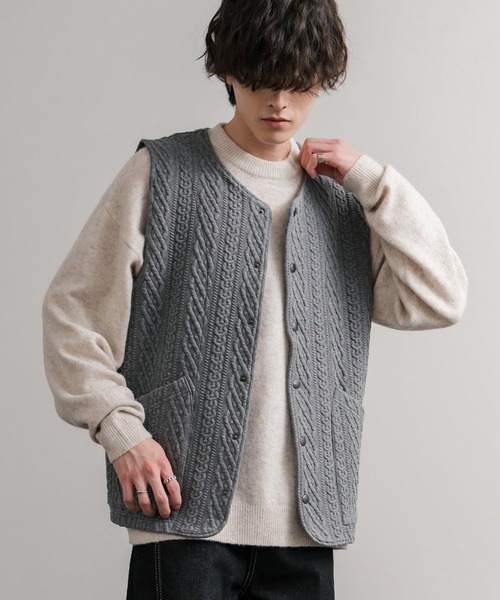 Audience（オーディエンス）の「Upscape Audience アップスケープオーディエンス 日本製 国産 尾州 コットンキルト ストライプ柄/ケーブル柄/クロス柄ノーカラースナップベスト AUD7331（ベスト・メンズ・オリーブ系/ブラック/チャコール/チャコールグレー/グレー/オリーブ/ブラック系/オフホワイト・L/M/XL）」の4枚目の写真