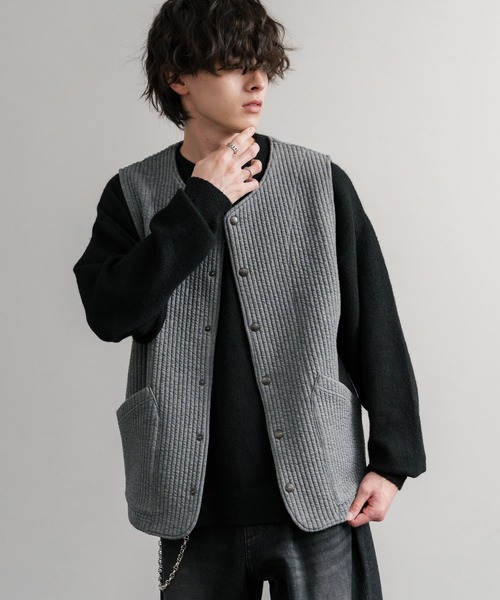 Audience（オーディエンス）の「Upscape Audience アップスケープオーディエンス 日本製 国産 尾州 コットンキルト ストライプ柄/ケーブル柄/クロス柄ノーカラースナップベスト AUD7331（ベスト・メンズ・オリーブ系/ブラック/チャコール/チャコールグレー/グレー/オリーブ/ブラック系/オフホワイト・L/M/XL）」の6枚目の写真