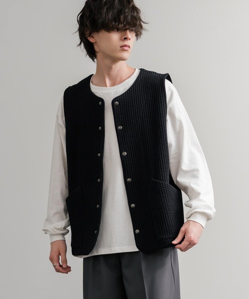 Audience（オーディエンス）の「Upscape Audience アップスケープオーディエンス 日本製 国産 尾州 コットンキルト ストライプ柄/ケーブル柄/クロス柄ノーカラースナップベスト AUD7331（ベスト・メンズ・オリーブ系/ブラック/チャコール/チャコールグレー/グレー/オリーブ/ブラック系/オフホワイト・L/M/XL）」の2枚目の写真