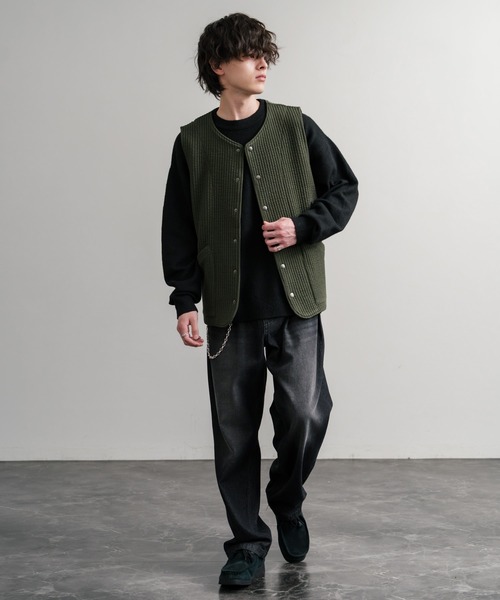 Audience（オーディエンス）の「Upscape Audience アップスケープオーディエンス 日本製 国産 尾州 コットンキルト ストライプ柄/ケーブル柄/クロス柄ノーカラースナップベスト AUD7331（ベスト・メンズ・オリーブ系/ブラック/チャコール/チャコールグレー/グレー/オリーブ/ブラック系/オフホワイト・L/M/XL）」の11枚目の写真