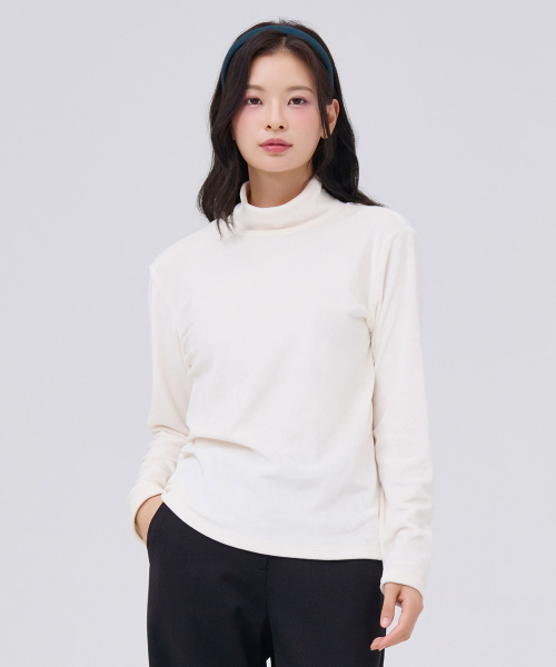 CHASECULT(チェイスカルト)の「女性 ベロア タートルネック Tシャツ - アイボリー(ニット/セーター・レディース・アイボリー・90/85)」の1枚目の写真