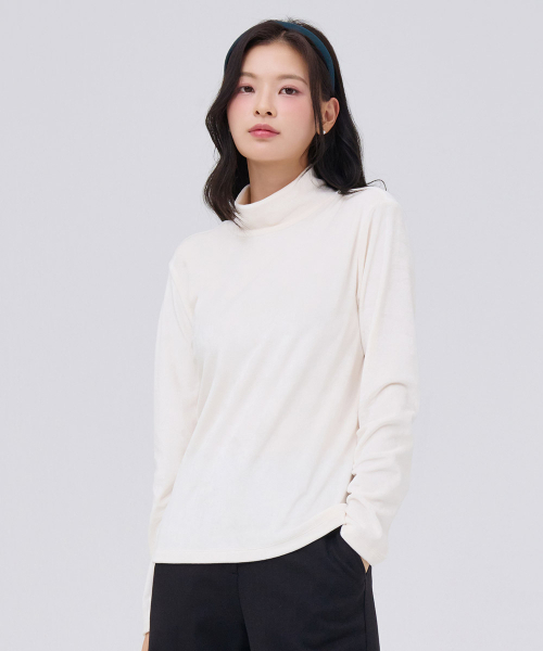 CHASECULT(チェイスカルト)の「女性 ベロア タートルネック Tシャツ - アイボリー(ニット/セーター・レディース・アイボリー・90/85)」の2枚目の写真