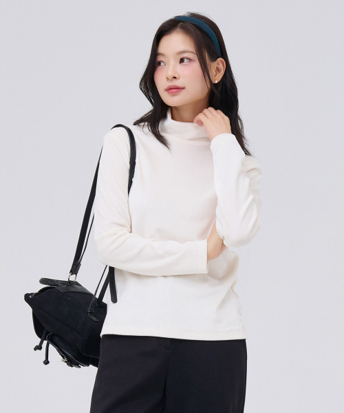 CHASECULT(チェイスカルト)の「女性 ベロア タートルネック Tシャツ - アイボリー(ニット/セーター・レディース・アイボリー・90/85)」の4枚目の写真