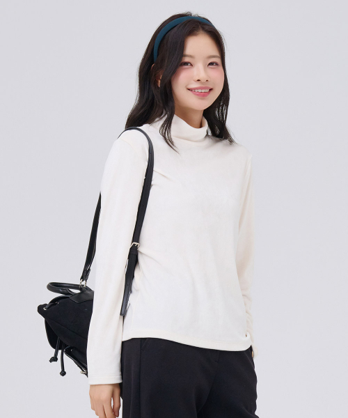 CHASECULT(チェイスカルト)の「女性 ベロア タートルネック Tシャツ - アイボリー(ニット/セーター・レディース・アイボリー・90/85)」の5枚目の写真
