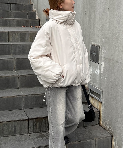 ISOOK（アイスー）の「【ISOOK / アイスー】袖ボリュームショートダウン / ダウンジャケット 中綿 ジャケット ブルゾン フード無し 短丈 クロップド丈 ホワイト ブラック 白 黒 ZOZOTOWN限定（ダウンジャケット/コート・レディース・アイボリー/ブラック・FREE）」の2枚目の写真