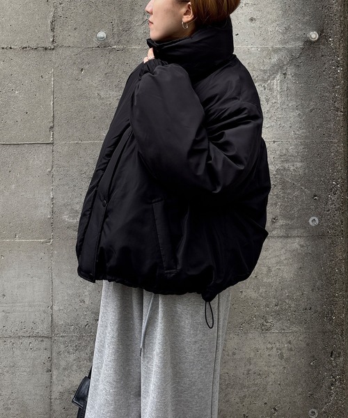 ISOOK（アイスー）の「【ISOOK / アイスー】袖ボリュームショートダウン / ダウンジャケット 中綿 ジャケット ブルゾン フード無し 短丈 クロップド丈 ホワイト ブラック 白 黒 ZOZOTOWN限定（ダウンジャケット/コート・レディース・アイボリー/ブラック・FREE）」の3枚目の写真