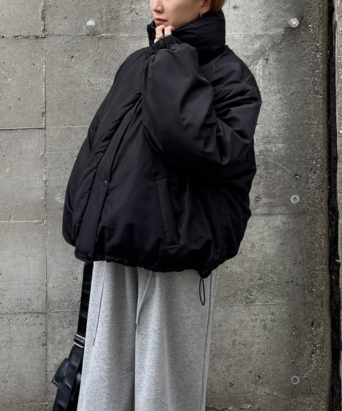 ISOOK（アイスー）の「【ISOOK / アイスー】袖ボリュームショートダウン / ダウンジャケット 中綿 ジャケット ブルゾン フード無し 短丈 クロップド丈 ホワイト ブラック 白 黒 ZOZOTOWN限定（ダウンジャケット/コート・レディース・アイボリー/ブラック・FREE）」の4枚目の写真