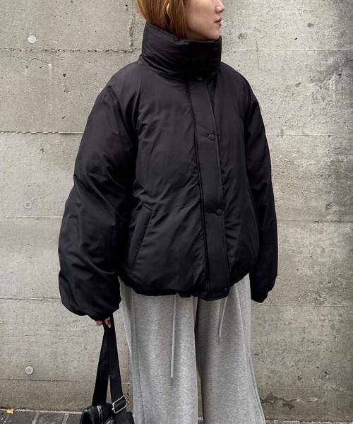 ISOOK（アイスー）の「【ISOOK / アイスー】袖ボリュームショートダウン / ダウンジャケット 中綿 ジャケット ブルゾン フード無し 短丈 クロップド丈 ホワイト ブラック 白 黒 ZOZOTOWN限定（ダウンジャケット/コート・レディース・アイボリー/ブラック・FREE）」の5枚目の写真