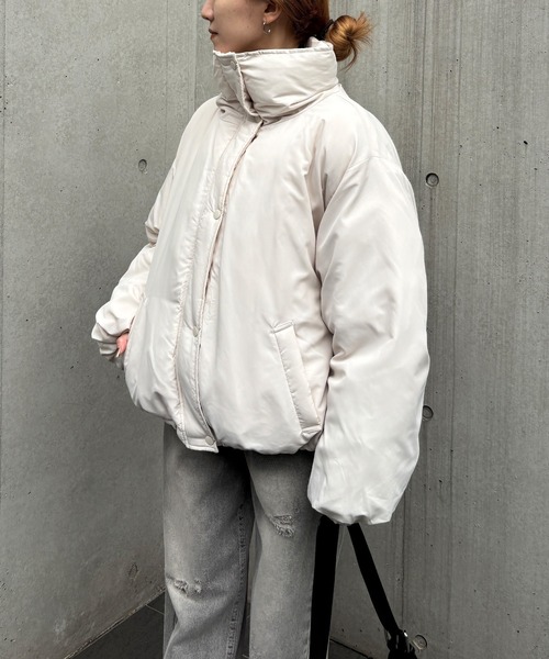 ISOOK（アイスー）の「【ISOOK / アイスー】袖ボリュームショートダウン / ダウンジャケット 中綿 ジャケット ブルゾン フード無し 短丈 クロップド丈 ホワイト ブラック 白 黒 ZOZOTOWN限定（ダウンジャケット/コート・レディース・アイボリー/ブラック・FREE）」の22枚目の写真