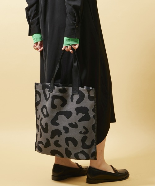 ARTISAN&ARTIST(アルティザンアンドアーティスト)の「「ARTISAN&ARTIST」ジャーナル・レオパード/ワイド・トートバッグ(トートバッグ・レディース・グレー・FREE)」の4枚目の写真