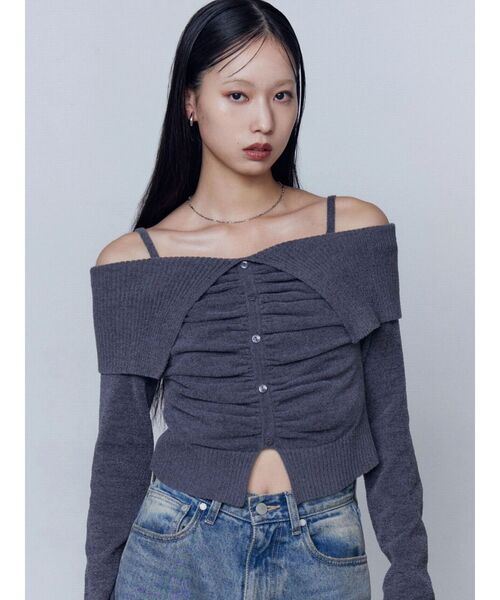 EMODA(エモダ)の「FRONT BUTTON OFF SHOULDER KNIT(ニット/セーター・レディース・ブラック/アイボリー/グレー・FREE)」の5枚目の写真
