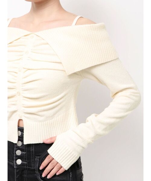 EMODA(エモダ)の「FRONT BUTTON OFF SHOULDER KNIT(ニット/セーター・レディース・ブラック/アイボリー/グレー・FREE)」の13枚目の写真