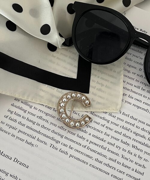 prose verse（プロズヴェール）の「イニシャルロゴブローチ（ブローチ/コサージュ・レディース・ゴールド系その他2/ゴールド系その他/ゴールド・FREE）」の2枚目の写真