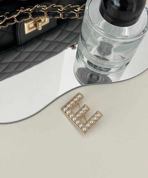 prose verse（プロズヴェール）の「イニシャルロゴブローチ（ブローチ/コサージュ・レディース・ゴールド系その他2/ゴールド系その他/ゴールド・FREE）」の5枚目の写真