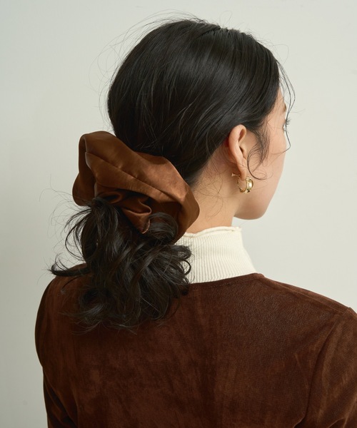 Lutim by u（ルチバイユー）の「Volume satin scrunchie / ボリュームサテンシュシュ（シュシュ・レディース・ブラウン・FREE）」の5枚目の写真