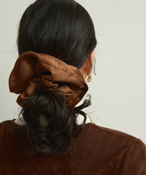 Lutim by u（ルチバイユー）の「Volume satin scrunchie / ボリュームサテンシュシュ（シュシュ・レディース・ブラウン・FREE）」の6枚目の写真