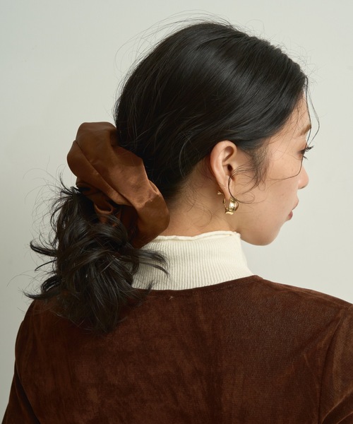 Lutim by u（ルチバイユー）の「Volume satin scrunchie / ボリュームサテンシュシュ（シュシュ・レディース・ブラウン・FREE）」の8枚目の写真