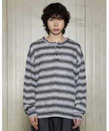 GLACK（グラック）の「GNT052 Fluid Ombre Henley Neck Knit (BLACK)（ニット/セーター・メンズ）」