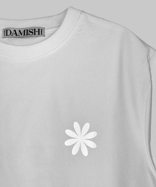DAMISH(ダミシュ)の「リフレクティブシグネチャーディロゴクロップTシャツ_ホワイト(Tシャツ/カットソー・レディース・ホワイト・SMALL/MEDIUM)」の4枚目の写真
