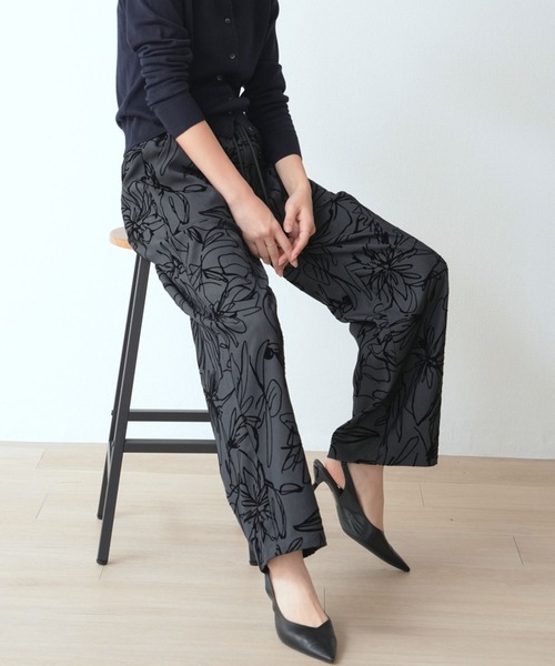 laurea(ラウレア)の「ボタニカル大柄系 フロッキープリント ワードパンツ(その他パンツ・レディース・ダークグレー/モカ/ブラック・M)」の9枚目の写真