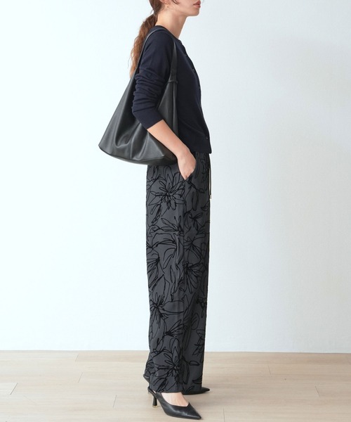 laurea(ラウレア)の「ボタニカル大柄系 フロッキープリント ワードパンツ(その他パンツ・レディース・ダークグレー/モカ/ブラック・M)」の11枚目の写真