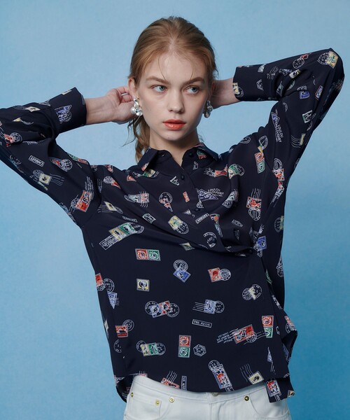 LOULOU WILLOUGHBY(ルルウィルビー)の「【LOULOU WILLOUGHBY】レタープリントシャツブラウス(シャツ/ブラウス・レディース・ピンク/ネイビー・2)」の2枚目の写真