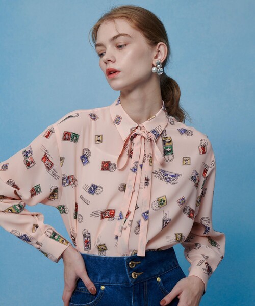 LOULOU WILLOUGHBY(ルルウィルビー)の「【LOULOU WILLOUGHBY】レタープリントシャツブラウス(シャツ/ブラウス・レディース・ピンク/ネイビー・2)」の1枚目の写真