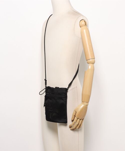 UNFRM OUTDOOR STANDARD(ユニフォームアウトドアスタンダード)の「【UNFRM OUTDOOR STANDARD:ユニフォームアウトドアスタンダード】MILITARY MESH POUCH/メッシュミニバッグ(ショルダーバッグ・レディース・ブラック/オレンジ・FREE)」の3枚目の写真