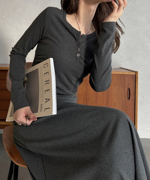 Eclat one(エクラワン)の「【Eclat one】ヘンリーネック ギャザーデザイン フレア ロング ワンピース(ワンピース・レディース・ブラック/グレー・M)」の1枚目の写真