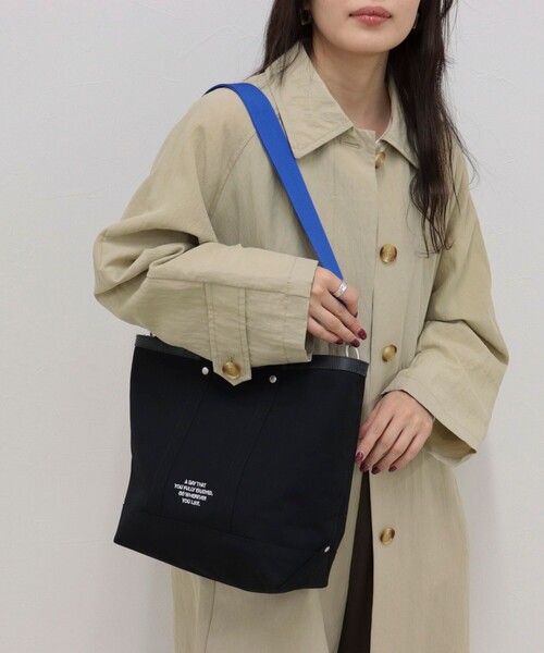 fredy emue（フレディエミュ）の「軽量ラミネート加工トートバッグ（ショルダーバッグ・レディース・キナリ/ブラック・FREE）」の2枚目の写真