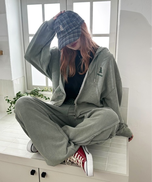 DOUBLE NAME（ダブルネーム）の「【m:rex】ミニ恐竜刺しゅうショート丈フードZIPパーカー（パーカー・レディース・グレー/カーキ・FREE）」の2枚目の写真