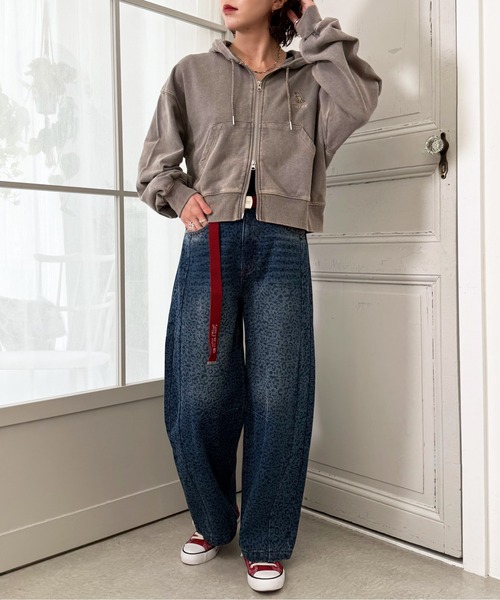 DOUBLE NAME（ダブルネーム）の「【m:rex】ミニ恐竜刺しゅうショート丈フードZIPパーカー（パーカー・レディース・グレー/カーキ・FREE）」の7枚目の写真