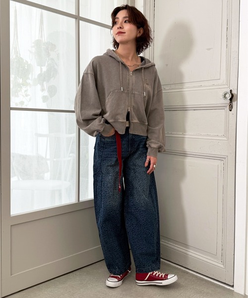 DOUBLE NAME（ダブルネーム）の「【m:rex】ミニ恐竜刺しゅうショート丈フードZIPパーカー（パーカー・レディース・グレー/カーキ・FREE）」の8枚目の写真