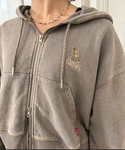 DOUBLE NAME（ダブルネーム）の「【m:rex】ミニ恐竜刺しゅうショート丈フードZIPパーカー（パーカー・レディース・グレー/カーキ・FREE）」の9枚目の写真