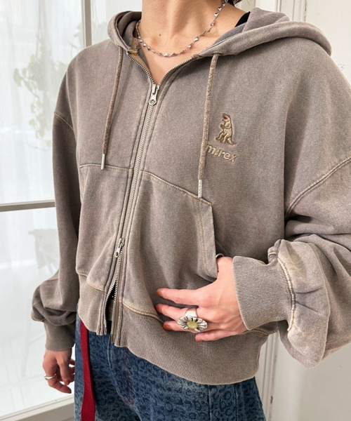 DOUBLE NAME（ダブルネーム）の「【m:rex】ミニ恐竜刺しゅうショート丈フードZIPパーカー（パーカー・レディース・グレー/カーキ・FREE）」の10枚目の写真