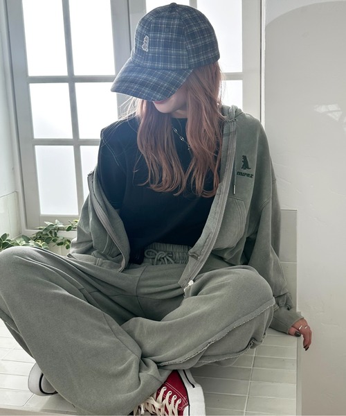 DOUBLE NAME（ダブルネーム）の「【m:rex】ミニ恐竜刺しゅうショート丈フードZIPパーカー（パーカー・レディース・グレー/カーキ・FREE）」の3枚目の写真