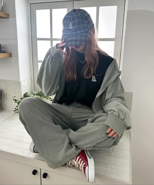 DOUBLE NAME（ダブルネーム）の「【m:rex】ミニ恐竜刺しゅうショート丈フードZIPパーカー（パーカー・レディース・グレー/カーキ・FREE）」の5枚目の写真