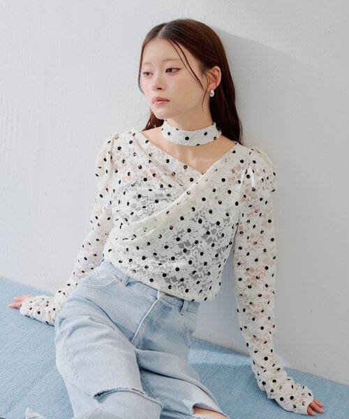 Chico（チコ）の「【SALON by Chico】チョーカー付きフロッキードットレーストップス（Tシャツ/カットソー・レディース・ホワイト/ブラック/ライトベージュ・FREE）」の3枚目の写真