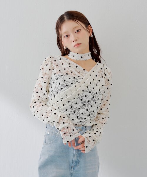 Chico（チコ）の「【SALON by Chico】チョーカー付きフロッキードットレーストップス（Tシャツ/カットソー・レディース・ホワイト/ブラック/ライトベージュ・FREE）」の6枚目の写真