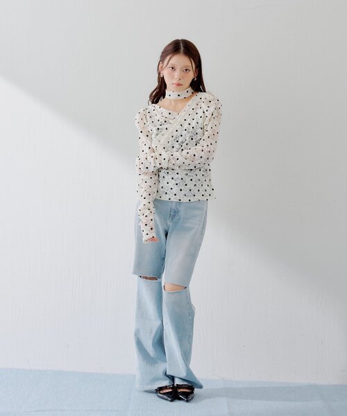 Chico（チコ）の「【SALON by Chico】チョーカー付きフロッキードットレーストップス（Tシャツ/カットソー・レディース・ホワイト/ブラック/ライトベージュ・FREE）」の8枚目の写真