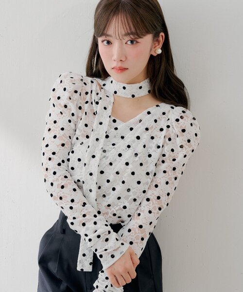 Chico（チコ）の「【SALON by Chico】チョーカー付きフロッキードットレーストップス（Tシャツ/カットソー・レディース・ホワイト/ブラック/ライトベージュ・FREE）」の15枚目の写真