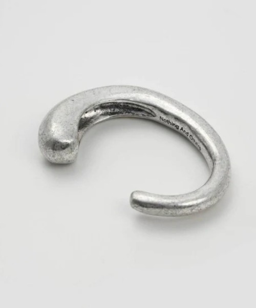 Nothing And Others（ナッシングアンドアザーズ）の「Nothing And Others/ナッシングアンドアザーズ/Teardrop-Shaped Bangle（バングル/リストバンド・レディース・シルバー・F）」の2枚目の写真