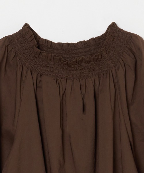 HELIOPOLE（エリオポール）の「COTTONLAWN SHIRRING BLOUSE / コットン ローン シャーリング ブラウス（シャツ/ブラウス・レディース・ダークブラウン・38）」の3枚目の写真