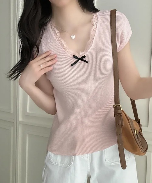 LAFFMO（ラフモ）の「Vネックレーストリムサイドギャザーニット（Tシャツ/カットソー・レディース・ホワイト/ブラック/ピンク・F）」の4枚目の写真