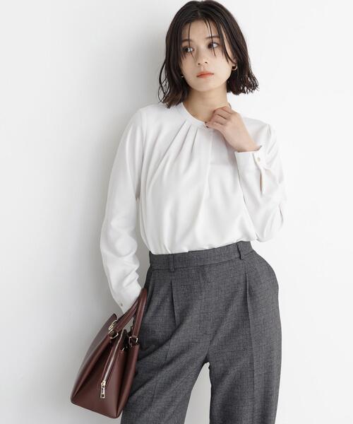 NATURAL BEAUTY BASIC(ナチュラルビューティーベーシック)の「フロントタックブラウス(シャツ/ブラウス・レディース・オフホワイト/ブルー/ライトグリーン/チャコールグレー・SMALL/MEDIUM)」の2枚目の写真