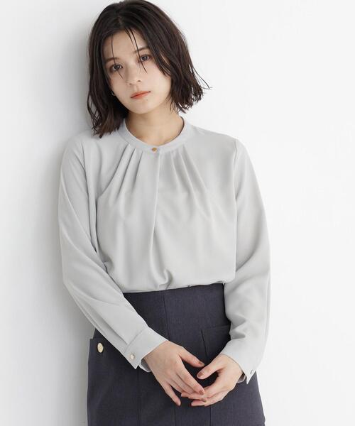 NATURAL BEAUTY BASIC(ナチュラルビューティーベーシック)の「フロントタックブラウス(シャツ/ブラウス・レディース・オフホワイト/ブルー/ライトグリーン/チャコールグレー・SMALL/MEDIUM)」の4枚目の写真