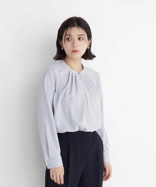 NATURAL BEAUTY BASIC(ナチュラルビューティーベーシック)の「フロントタックブラウス(シャツ/ブラウス・レディース・オフホワイト/ブルー/ライトグリーン/チャコールグレー・SMALL/MEDIUM)」の16枚目の写真